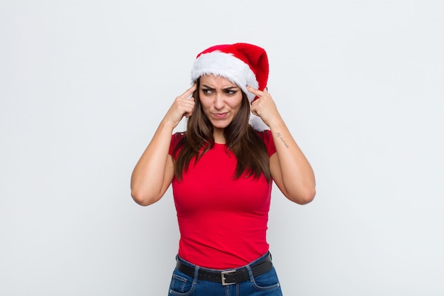 Joven mujer bonita con sombrero de santa. Concepto de navidad.