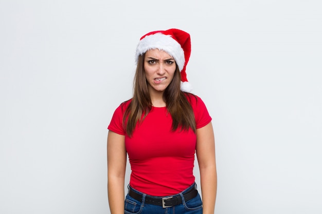 Joven mujer bonita con sombrero de santa. Concepto de navidad.