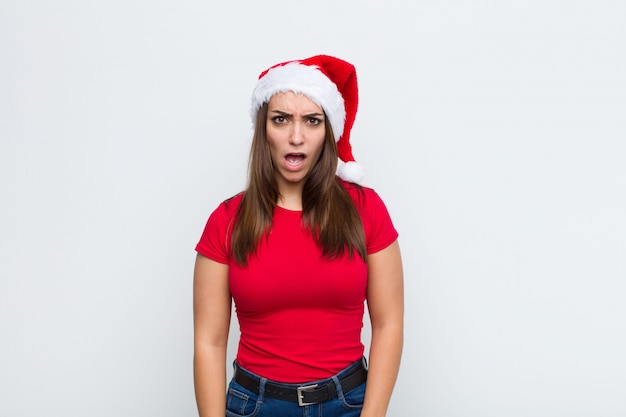 Joven mujer bonita con sombrero de santa. Concepto de navidad.