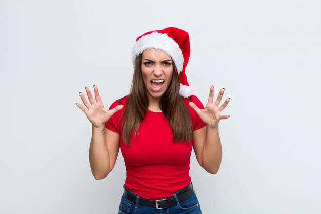 Joven mujer bonita con sombrero de santa. Concepto de navidad.