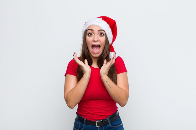 Joven mujer bonita con sombrero de santa. Concepto de navidad.