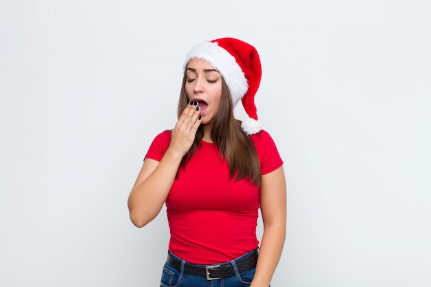 Joven mujer bonita con sombrero de santa. Concepto de navidad.