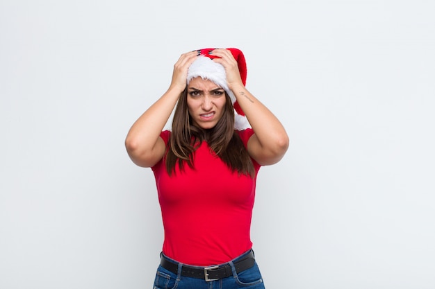 Joven mujer bonita con sombrero de santa. Concepto de navidad.