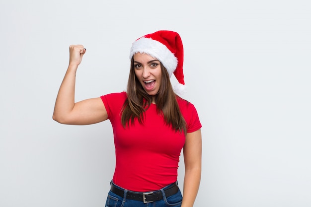 Joven mujer bonita con sombrero de santa. Concepto de navidad.