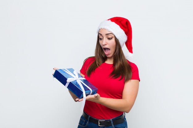 Joven mujer bonita con sombrero de santa. Concepto de navidad.