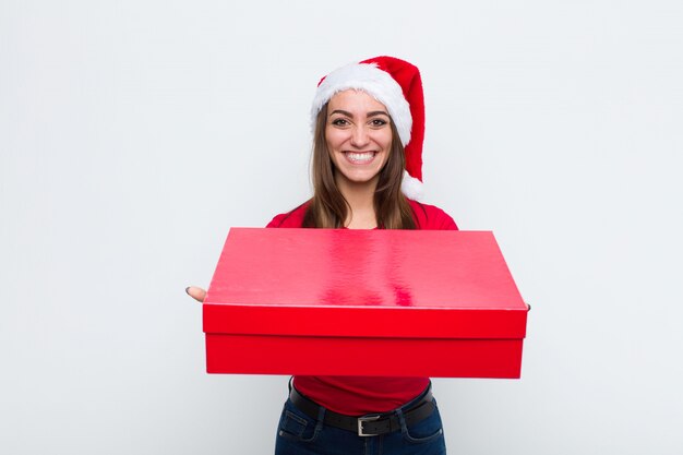 Joven mujer bonita con sombrero de santa. Concepto de navidad.