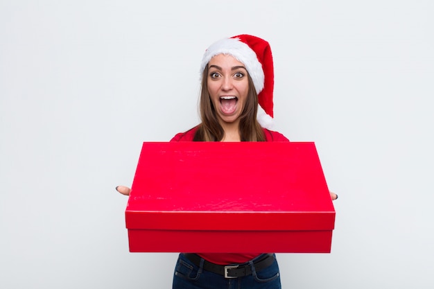 Joven mujer bonita con sombrero de santa. Concepto de navidad.