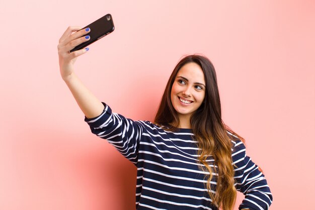 Joven mujer bonita con su teléfono inteligente