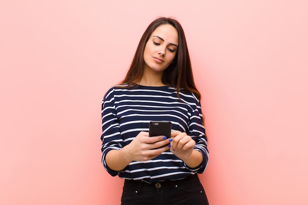 Joven mujer bonita con su teléfono inteligente