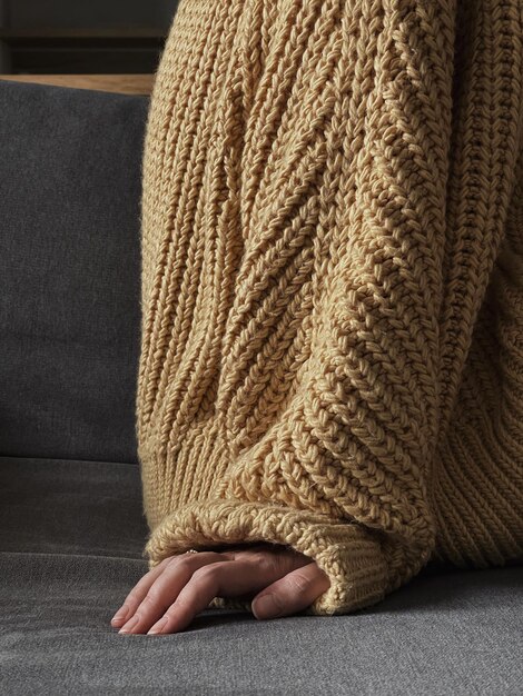 Joven mujer bonita en suéter de punto beige estética elegante ropa de moda minimalista
