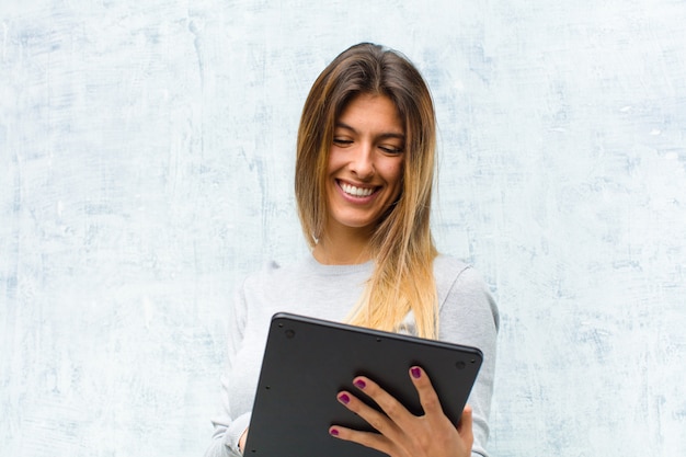 Joven mujer bonita con una tableta