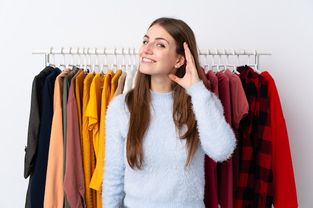 Joven mujer bonita en una tienda de ropa