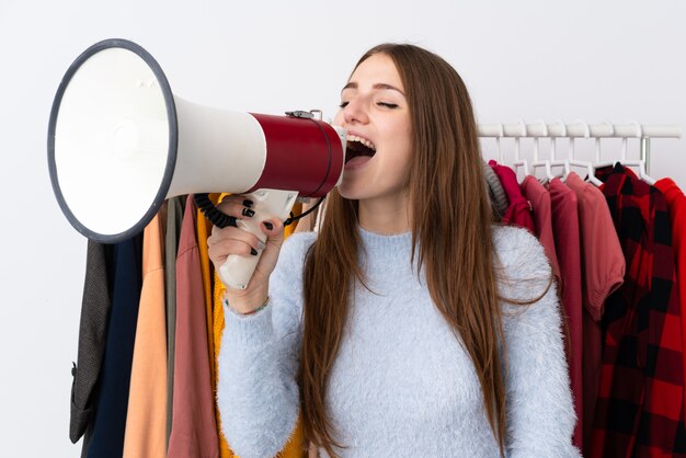 Joven mujer bonita en una tienda de ropa