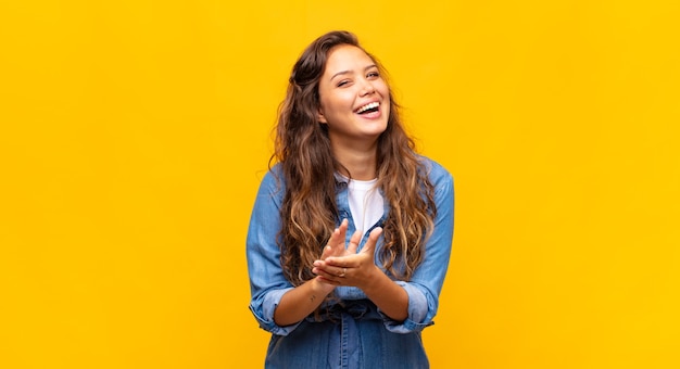 Foto joven mujer bonita