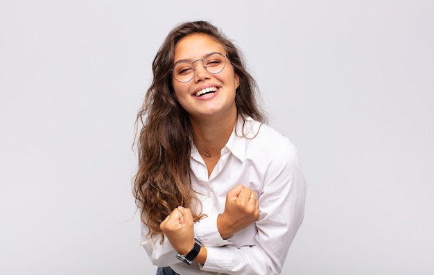 Foto joven mujer bonita