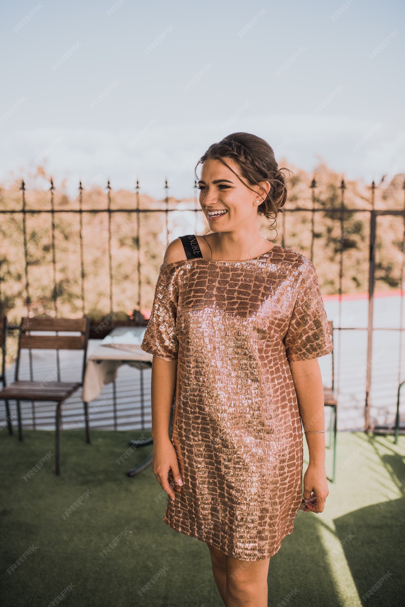 Joven mujer bronceada en vestido brillante estampado de cocodrilo. peinado  desordenado fácil en cabello largo y negro. | Foto Premium