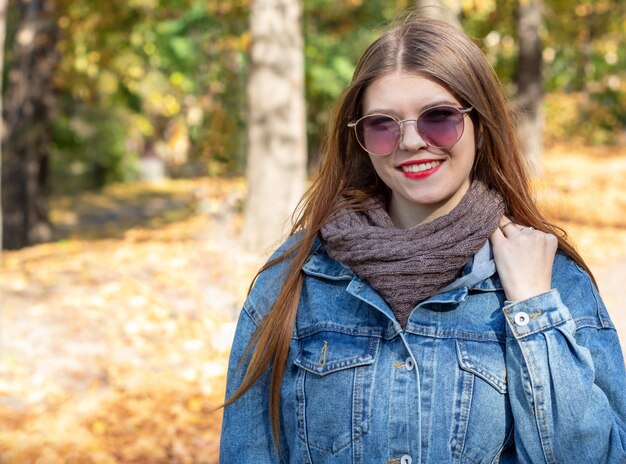 Foto joven mujer camina en el parque