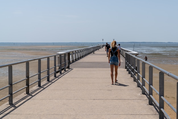 Joven mujer caminando en el muelle