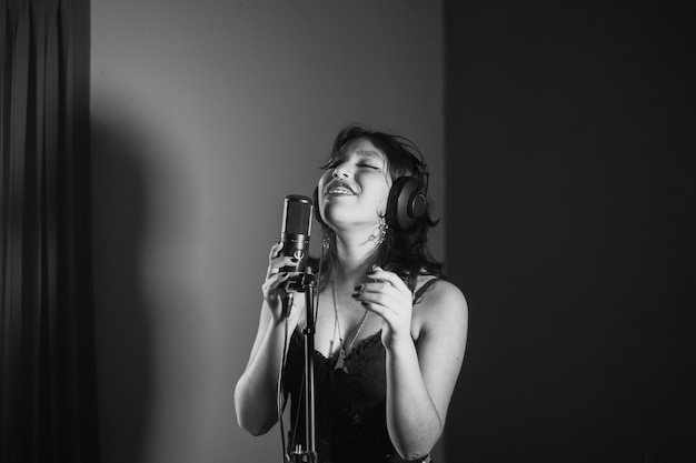 Joven mujer cantando y disfrutando la musica