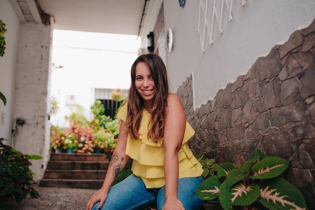 Joven mujer caucásica de unos 20 años feliz disfrutando de la vida en el verano