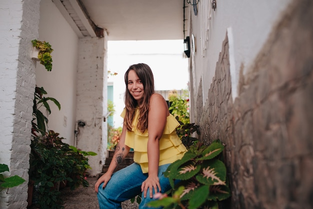 Joven mujer caucásica de unos 20 años feliz disfrutando de la vida en el verano