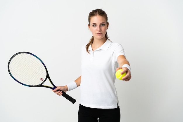 Joven mujer caucásica aislada en blanco jugando al tenis