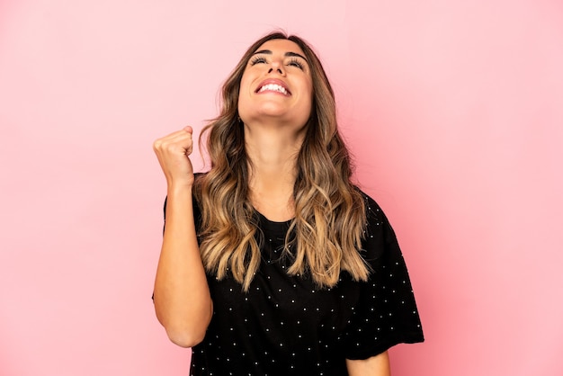 Joven mujer caucásica aislada celebrando una victoria, pasión y entusiasmo, expresión feliz.