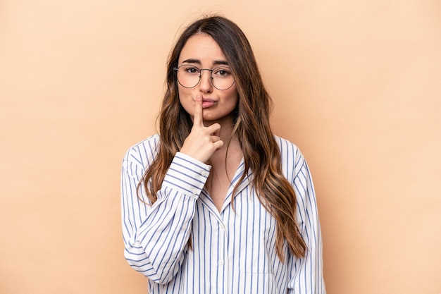 Joven mujer caucásica aislada de fondo beige pensando y mirando hacia arriba siendo reflexiva contemplando tener una fantasía