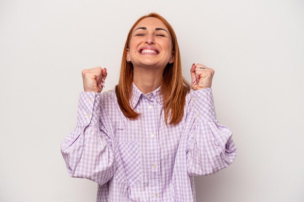 Joven mujer caucásica aislada de fondo blanco celebrando una victoria, pasión y entusiasmo, expresión feliz.