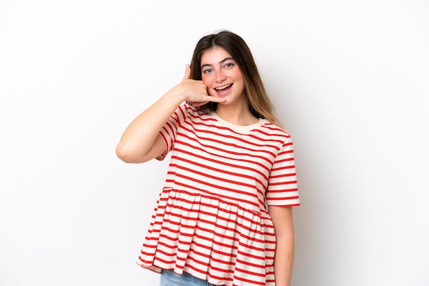 Foto joven mujer caucásica aislada en fondo blanco haciendo un gesto telefónico llámame señal de regreso