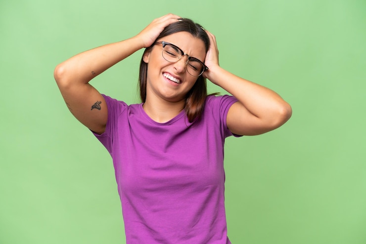 Foto joven mujer caucásica aislada en fondo de croma verde riendo