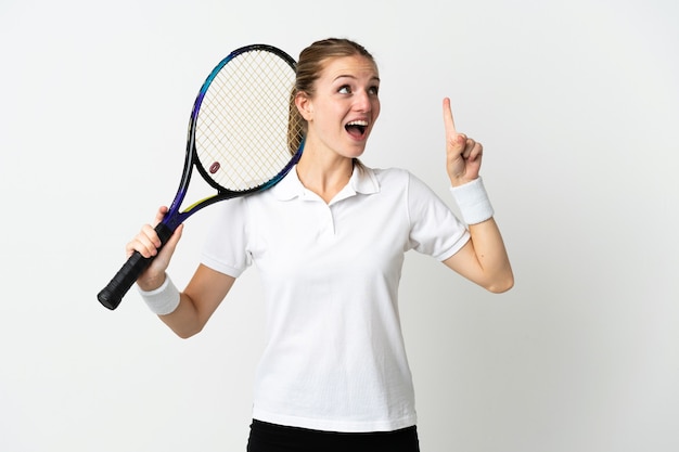 Joven mujer caucásica aislada en la pared blanca jugando al tenis y apuntando hacia arriba