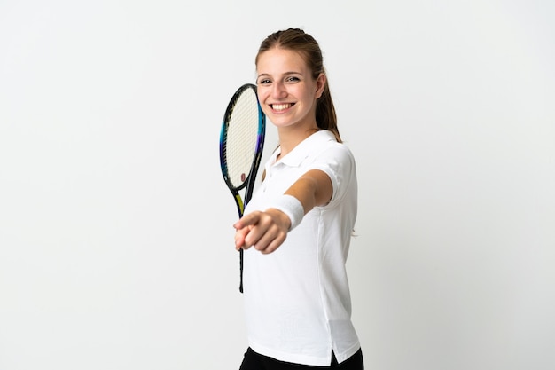 Joven mujer caucásica aislada en la pared blanca jugando al tenis