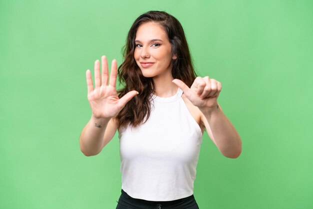 Foto joven mujer caucásica aislada sobre un fondo aislado contando seis con los dedos