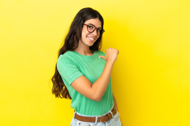 Foto joven mujer caucásica aislada sobre fondo amarillo orgullosa y satisfecha de sí misma