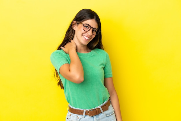 Joven mujer caucásica aislada sobre fondo amarillo riendo