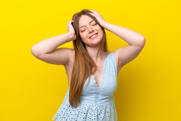 Joven mujer caucásica aislada sobre fondo amarillo riendo