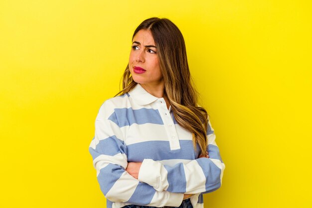 Joven mujer caucásica aislada sobre fondo amarillo