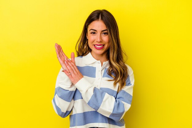 Joven mujer caucásica aislada sobre fondo amarillo