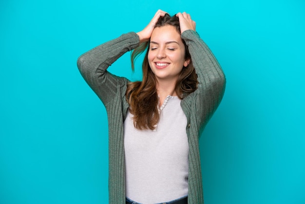 Foto joven mujer caucásica aislada sobre fondo azul riendo