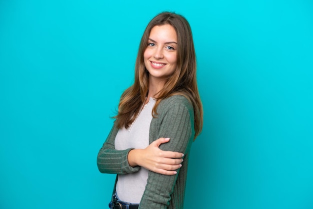 Joven mujer caucásica aislada sobre fondo azul riendo