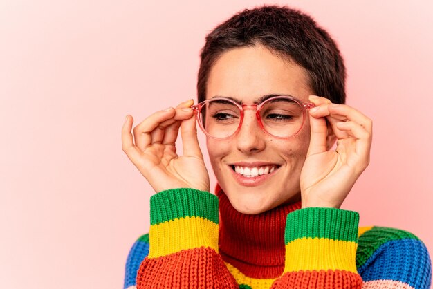 Foto joven mujer caucásica aislada sobre fondo azul