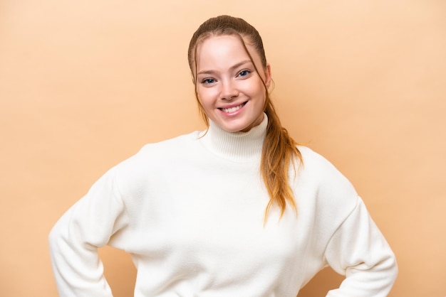 Joven mujer caucásica aislada sobre fondo beige riendo