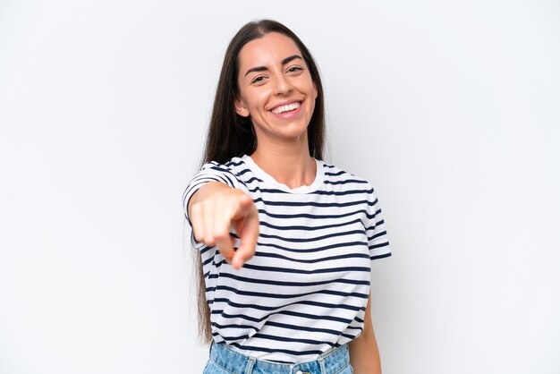 Joven mujer caucásica aislada sobre fondo blanco apuntando al frente con expresión feliz