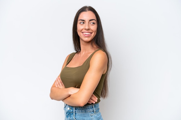 Joven mujer caucásica aislada sobre fondo blanco con los brazos cruzados y feliz