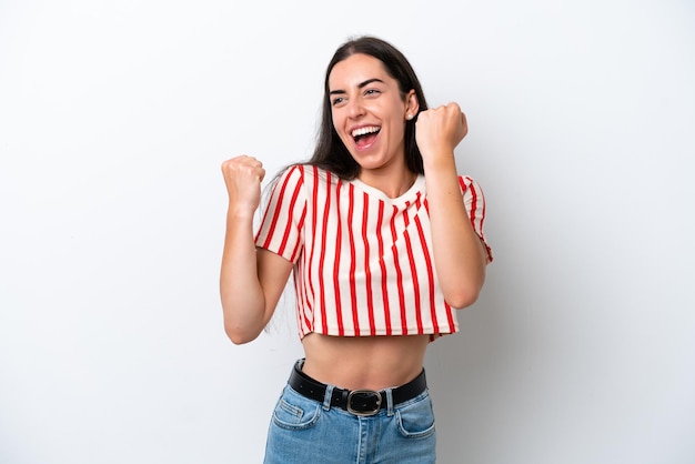 Foto joven mujer caucásica aislada sobre fondo blanco celebrando una victoria