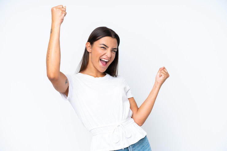 Foto joven mujer caucásica aislada sobre fondo blanco celebrando una victoria