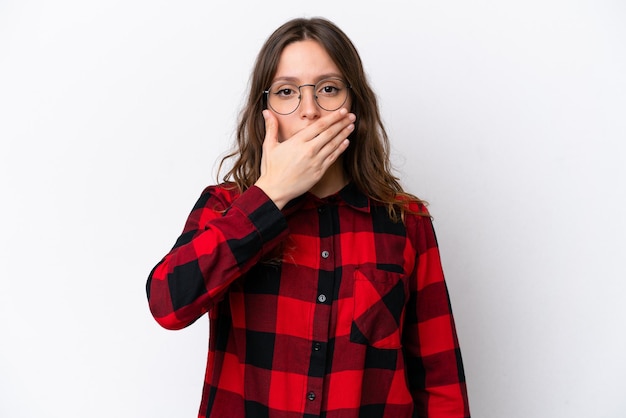 Foto joven mujer caucásica aislada sobre un fondo blanco cubriendo la boca con la mano