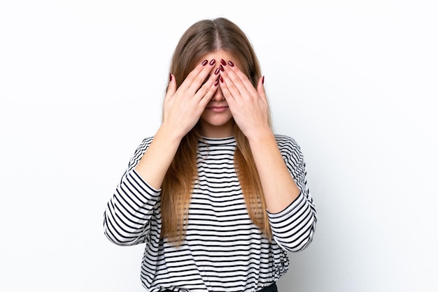 Joven mujer caucásica aislada sobre fondo blanco cubriendo los ojos con las manos