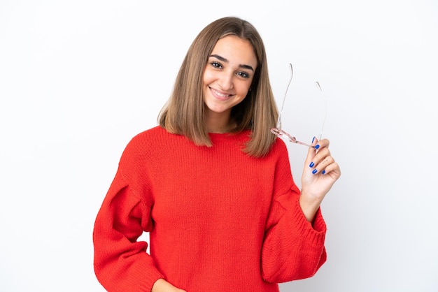 Joven mujer caucásica aislada sobre fondo blanco con gafas con expresión feliz